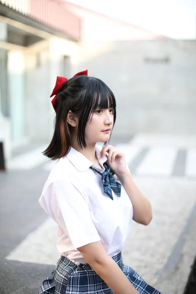 Asiatico Scuola Ragazza Piedi Guardando Urbano Città — Foto Stock