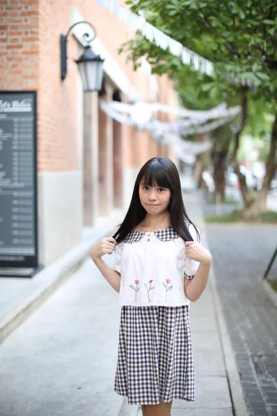 Ritratto Ragazza Asiatica Con Camicia Bianca Gonna Cerca Sfondo Urbano — Foto Stock