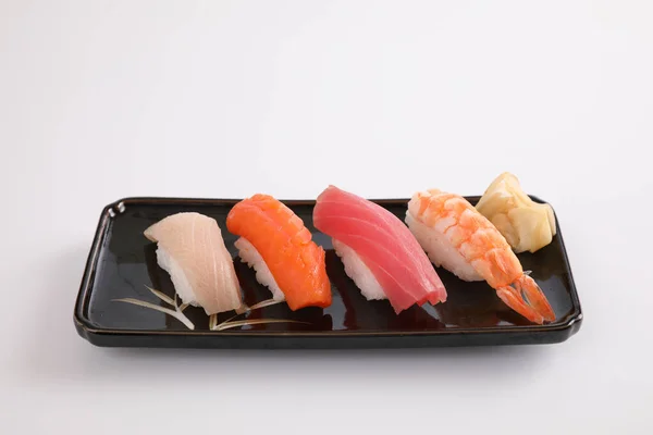 Sushi Set Japanisches Essen Sushi Lachs Thunfisch Garnelen Und Wolfsbarsch — Stockfoto