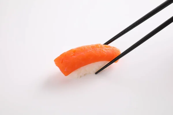 Sushi Salmón Con Palillos Comida Japonesa Aislada Fondo Blanco — Foto de Stock