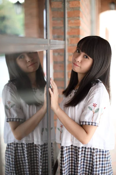 Portret Van Aziatisch Meisje Met Wit Shirt Rok Zoek Outdoor — Stockfoto