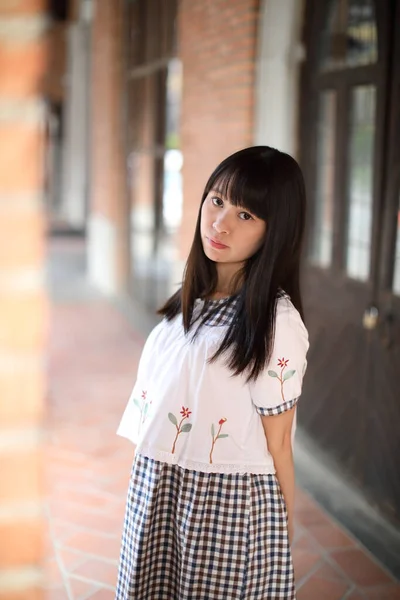 亚洲女孩的肖像 穿着白色衬衫和裙子 在户外都市背景下看 — 图库照片