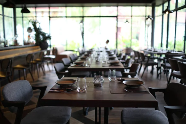 Tafelset Met Zilveren Schotel Glas Restaurant — Stockfoto