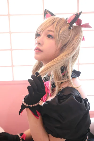日本动漫角色扮演 粉红房间背景下的女孩角色扮演 — 图库照片