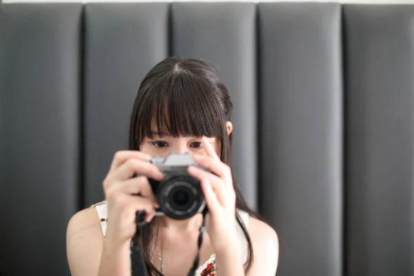 Πορτρέτο Της Ασιάτισσας Νεαρής Γυναίκας Κάμερα Στην Καφετέρια — Φωτογραφία Αρχείου