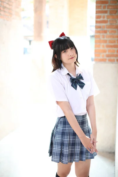 Asiatico Scuola Ragazza Piedi Guardando Urbano Città — Foto Stock