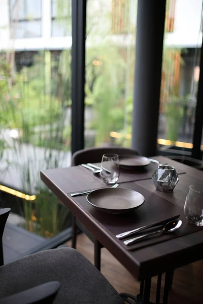 Tafelset Met Zilveren Schotel Glas Restaurant — Stockfoto