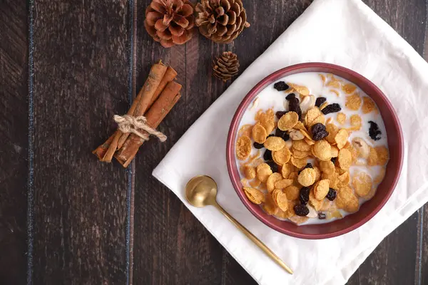 Postre Cereales Con Avena Maíz Frutos Secos Aislados Fondo Madera — Foto de Stock