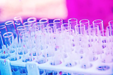 Laboratuvar bilim araştırma cam öğelerini damla birkaç test tüpleri birine ekleme. Bilimsel deneyde Bilim Araştırma Laboratuvarı.