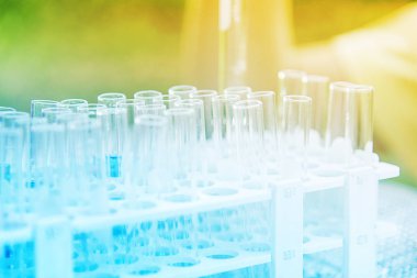 Laboratuvar bilim araştırma cam öğelerini damla birkaç test tüpleri birine ekleme. Bilimsel deneyde Bilim Araştırma Laboratuvarı.