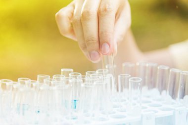 Laboratuvar bilim araştırma cam öğelerini damla birkaç test tüpleri birine ekleme. Bilimsel deneyde Bilim Araştırma Laboratuvarı.