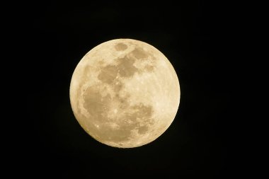 Gece karanlık siyah gökyüzü dolunay