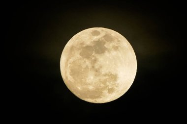 Gece karanlık siyah gökyüzü dolunay