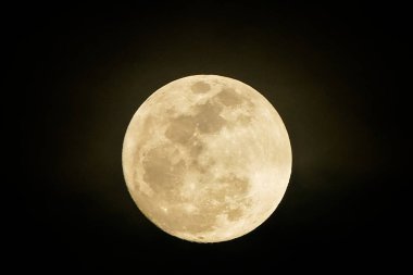 Gece karanlık siyah gökyüzü dolunay