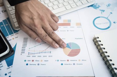 Rapor grafikler ve hazırlanıyor. İş raporları belgeleri yığını bir