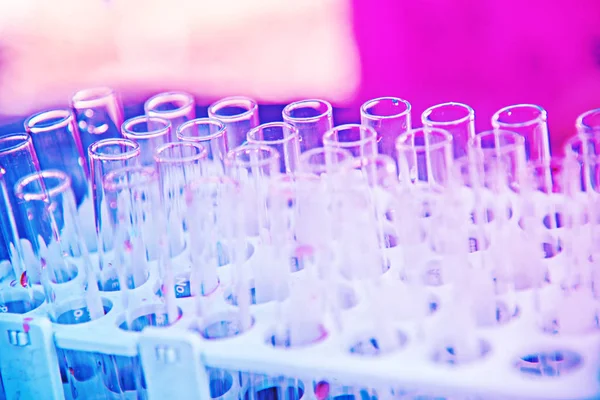 Laboratuvar bilim araştırma cam öğelerini damla birkaç test tüpleri birine ekleme. Bilimsel deneyde Bilim Araştırma Laboratuvarı.