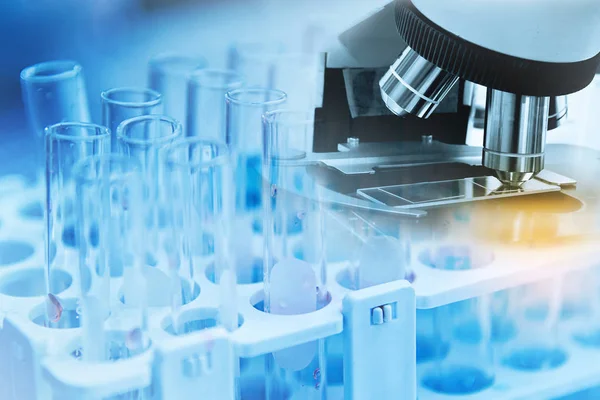 Mikroskopla laboratuvar cam bilim laboratuvar araştırma, bilim için sağlık kavramı