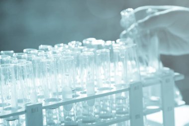 Laboratuvar bilim araştırma cam öğelerini damla birkaç test tüpleri birine ekleme. Bilimsel deneyde Bilim Araştırma Laboratuvarı.