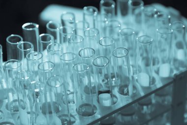 Laboratuvar bilim araştırma cam öğelerini damla birkaç test tüpleri birine ekleme. Bilimsel deneyde Bilim Araştırma Laboratuvarı.