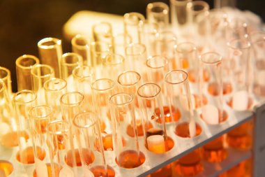 Laboratuvar bilim araştırma cam öğelerini damla birkaç test tüpleri birine ekleme. Bilimsel deneyde Bilim Araştırma Laboratuvarı.