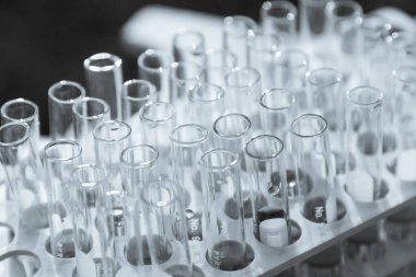 Laboratuvar bilim araştırma cam öğelerini damla birkaç test tüpleri birine ekleme. Bilimsel deneyde Bilim Araştırma Laboratuvarı.