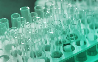 Laboratuvar bilim araştırma cam öğelerini damla birkaç test tüpleri birine ekleme. Bilimsel deneyde Bilim Araştırma Laboratuvarı.