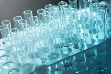 Laboratuvar bilim araştırma cam öğelerini damla birkaç test tüpleri birine ekleme. Bilimsel deneyde Bilim Araştırma Laboratuvarı.