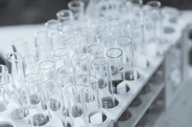 Laboratuvar bilim araştırma cam öğelerini damla birkaç test tüpleri birine ekleme. Bilimsel deneyde Bilim Araştırma Laboratuvarı.