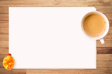 Ahşap arka plan üzerinde beyaz kağıt üzerine kahve