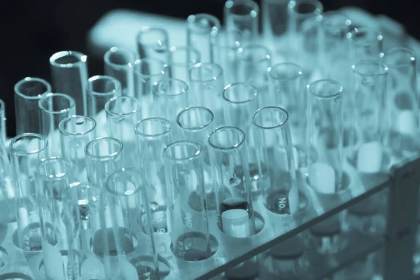 Laboratuvar bilim araştırma cam öğelerini damla birkaç test tüpleri birine ekleme. Bilimsel deneyde Bilim Araştırma Laboratuvarı.
