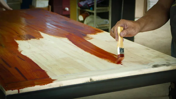 Pintura de madeira com um pincel — Fotografia de Stock