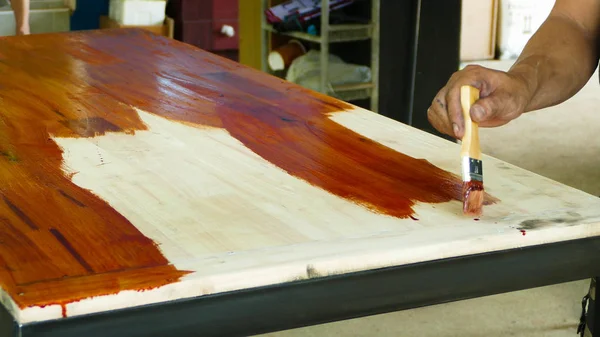 Pintura de madeira com um pincel — Fotografia de Stock