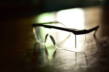 Gözlük bilim adamı