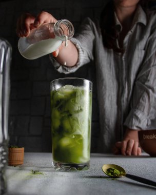 Büyük bardakta sütlü kibrit yeşil çay, kahvaltı..