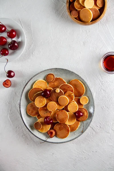 Mini Panquecas Com Cerejas Xarope Uma Placa Cinza Mesa Vista — Fotografia de Stock