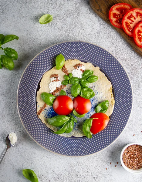 Quadro Comida Prato Azul Ramos Com Frutos Vermelhos Folhas Pássaros — Fotografia de Stock