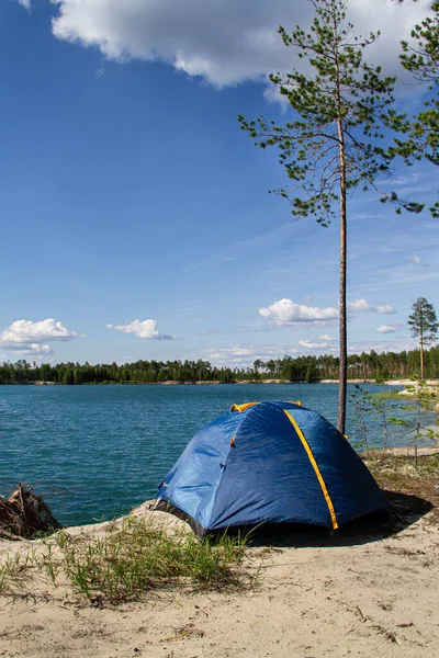 Tourist Tent Shore Blue Lake Sky Pine Trees Sand Strong — Stock Photo, Image