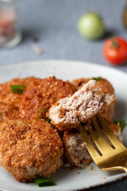 Et yemeği. Bir parça et, bir çatalın üzerinde, yakın plan..