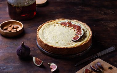 Tahta bir masada incirli sonbahar pastası.