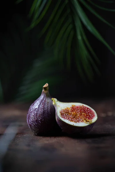 Higos Cortados Una Mesa Madera Gotas Hojas Foto Oscura — Foto de Stock