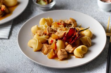 Tavuk, peynir ve fırında biberli pipo makarna..