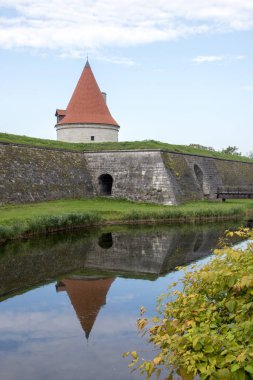 Kule ve Kuressaare, Estonya, eski kale duvarına hendeğe yansıyan
