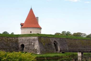 Kule ve Kuressaare, Estonya eski kale duvarına