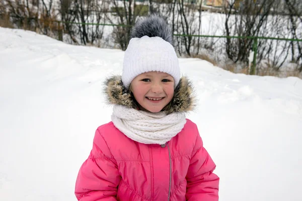 Portret Van Jonge Mooi Meisje Tegen Besneeuwde Achtergrond Winter — Stockfoto