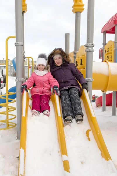 Moeder Dochter Schuiven Dia Speelplaats Winter — Stockfoto