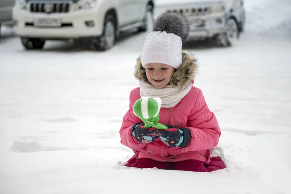 Meisje Speelt Met Sneeuw Sneeuwballen Maken — Stockfoto