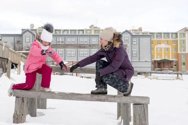 Moeder Dochter Klimmen Het Houten Bankje Winterdag — Stockfoto