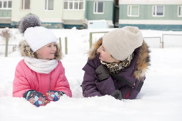 Moeder Dochter Tot Besneeuwde Grond Lacht Elkaar — Stockfoto