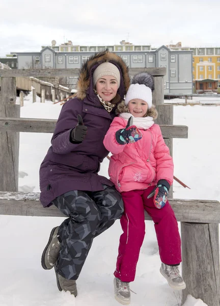 Mother Daughter Sitting Wooden Bench Gesturing — Stock Photo, Image