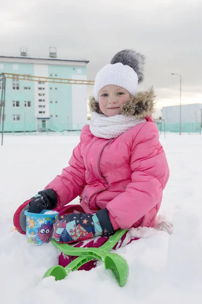 Μικρό Κορίτσι Συνεδρίαση Στο Χιόνι Και Κερδίσετε — Φωτογραφία Αρχείου